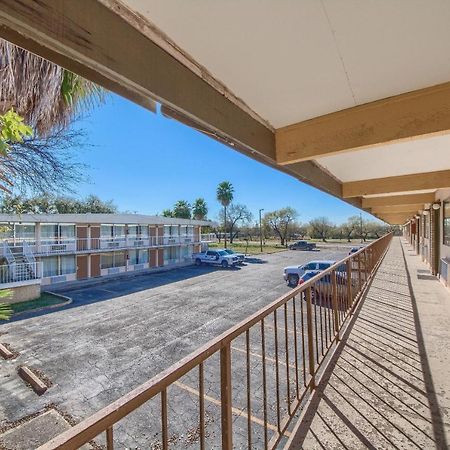 Americas Best Value Inn Uvalde Buitenkant foto