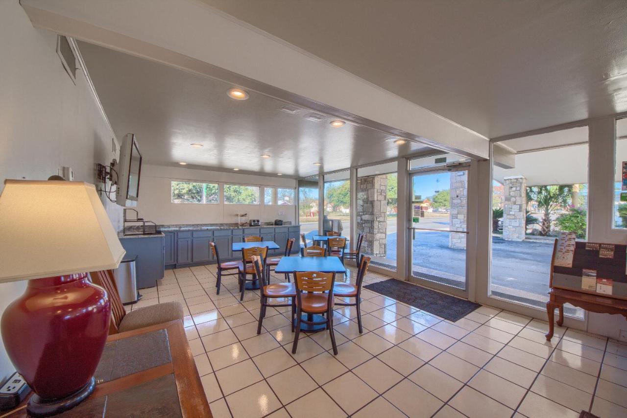 Americas Best Value Inn Uvalde Buitenkant foto