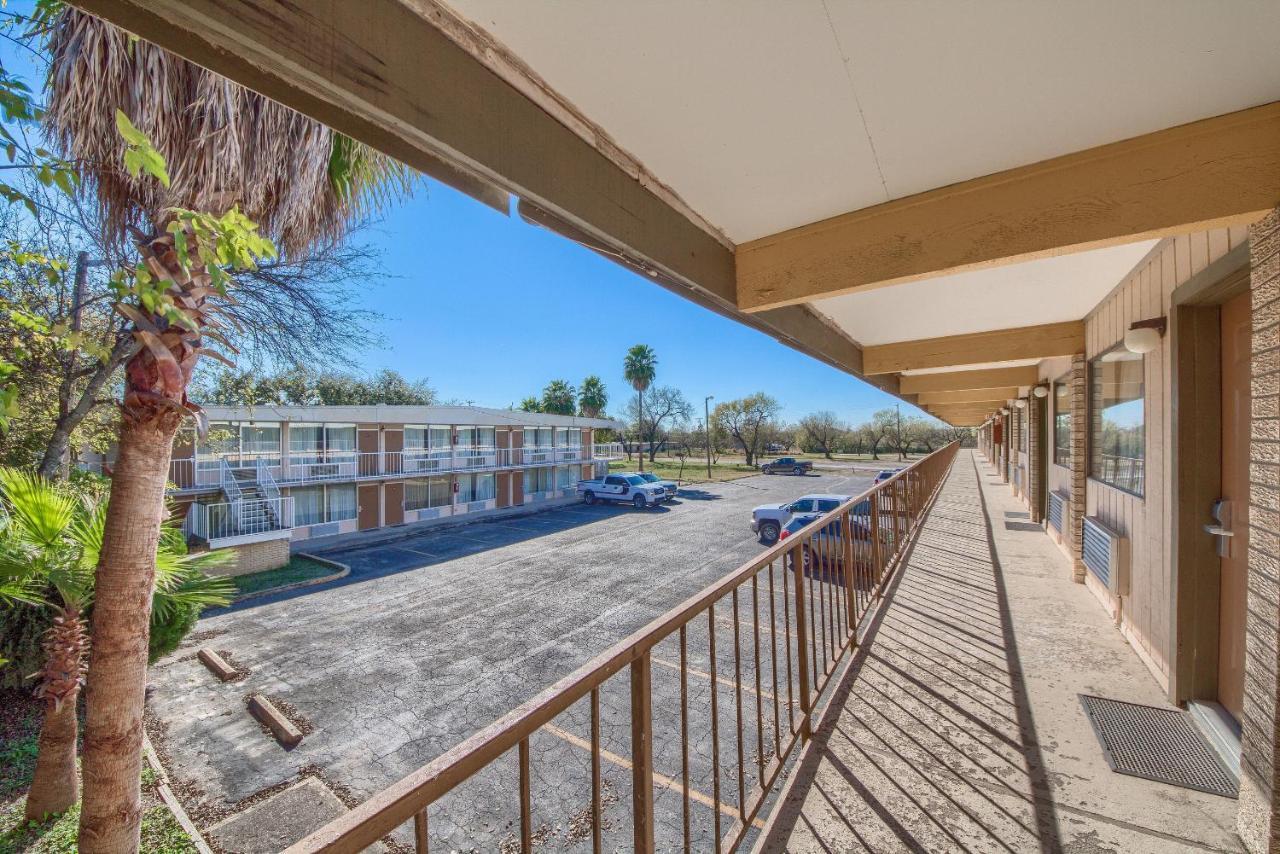Americas Best Value Inn Uvalde Buitenkant foto