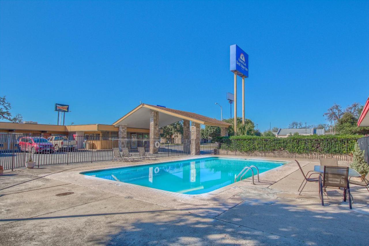 Americas Best Value Inn Uvalde Buitenkant foto