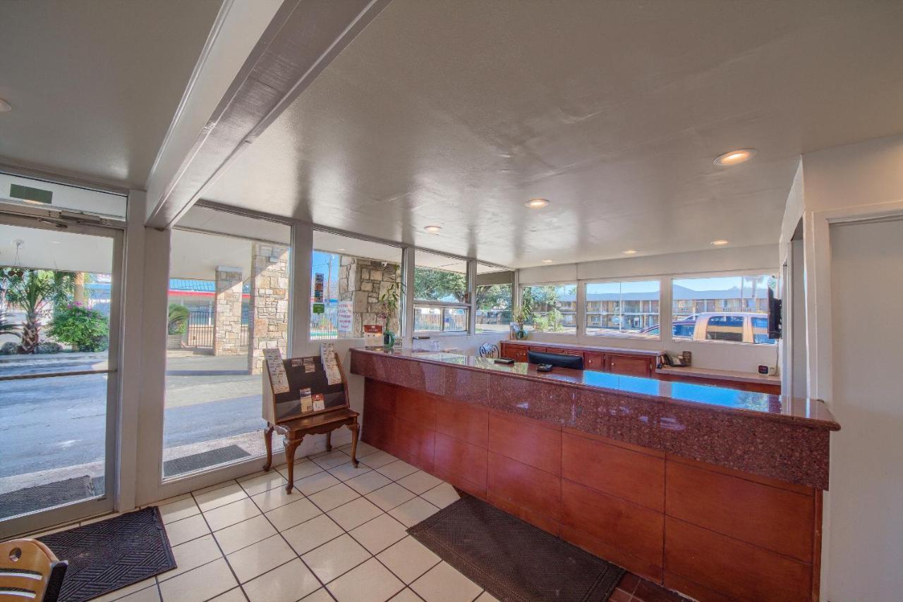 Americas Best Value Inn Uvalde Buitenkant foto
