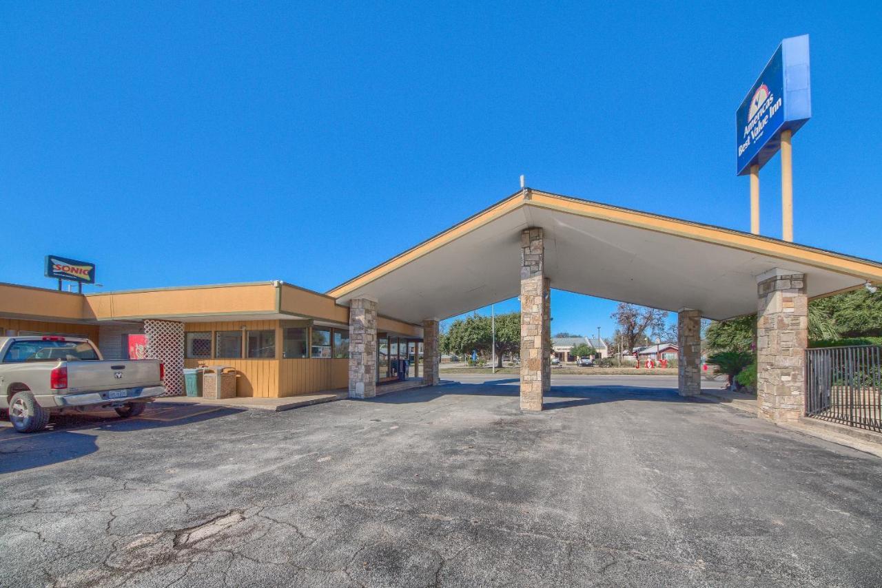 Americas Best Value Inn Uvalde Buitenkant foto