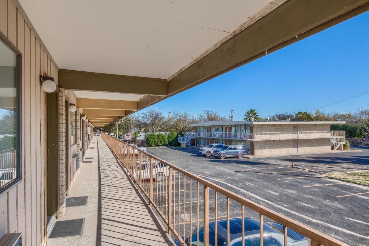 Americas Best Value Inn Uvalde Buitenkant foto