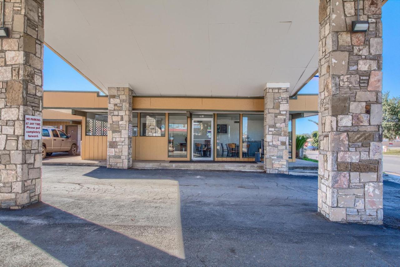 Americas Best Value Inn Uvalde Buitenkant foto