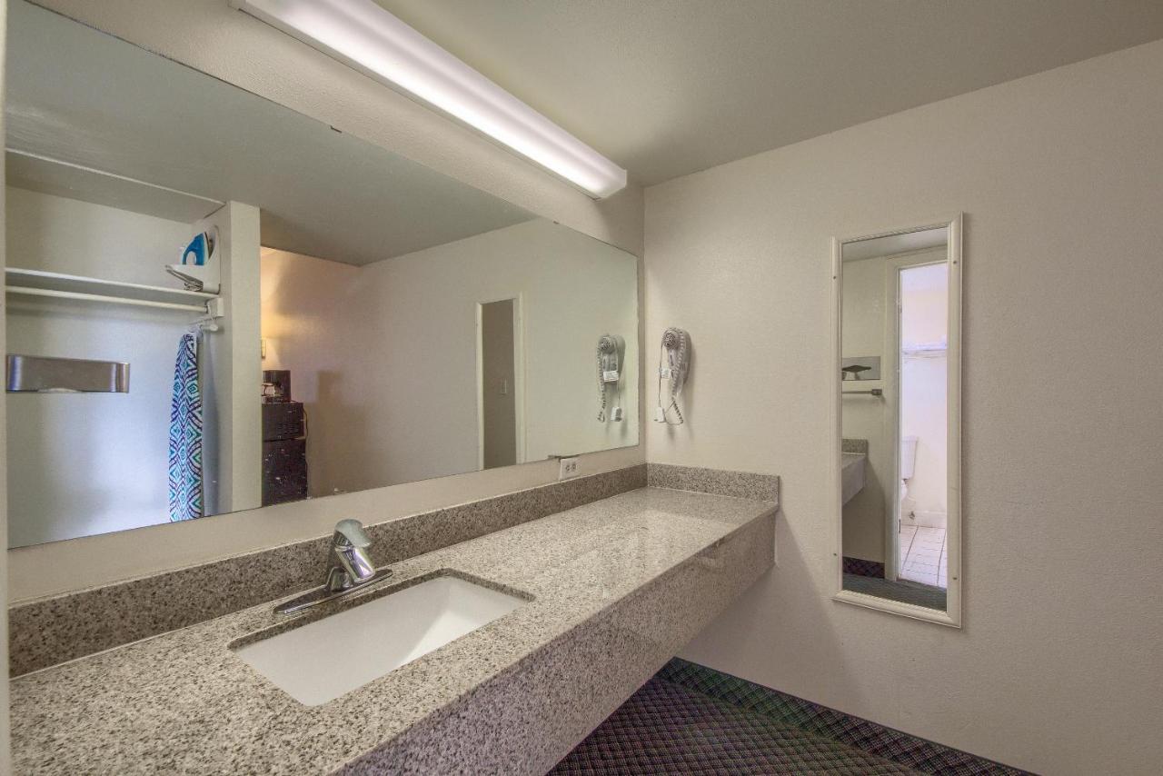 Americas Best Value Inn Uvalde Buitenkant foto
