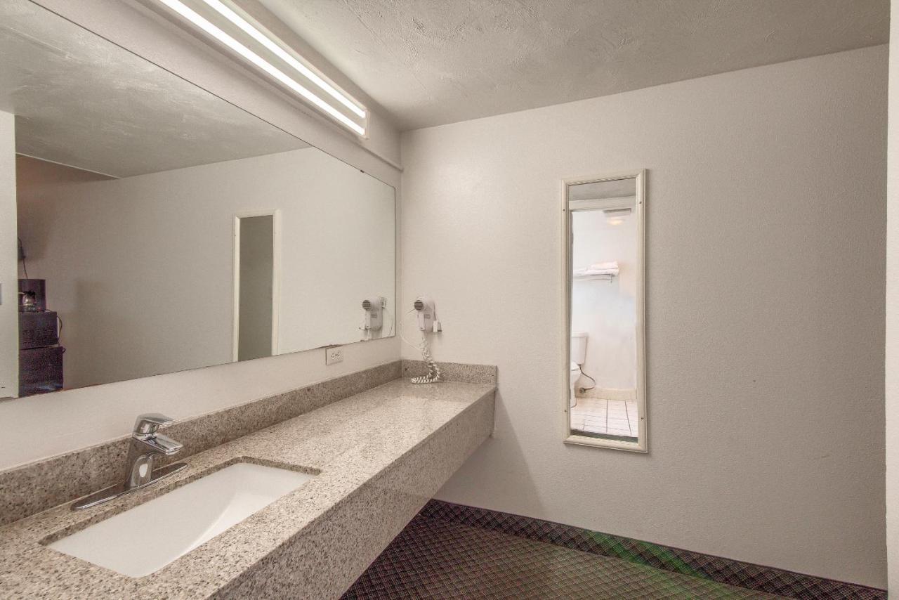 Americas Best Value Inn Uvalde Buitenkant foto